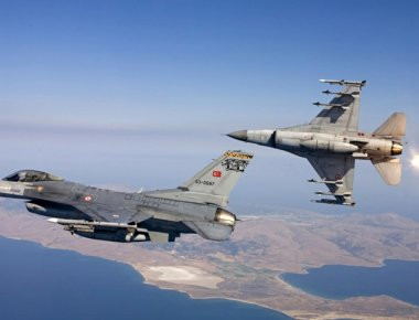 Δεκάδες μαχητικά της τουρκικής Αεροπορίας βομβάρδισαν σε Συρία και Ιράκ